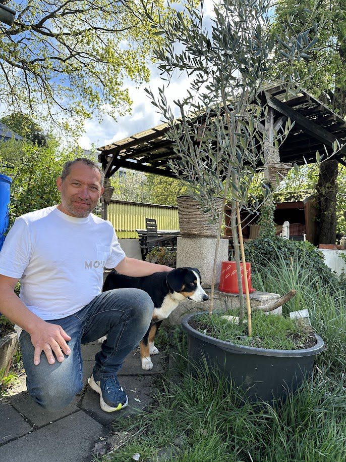 Heiko Hübner – Inhaber Hübner Service Erzgebirge mit seinem Hund