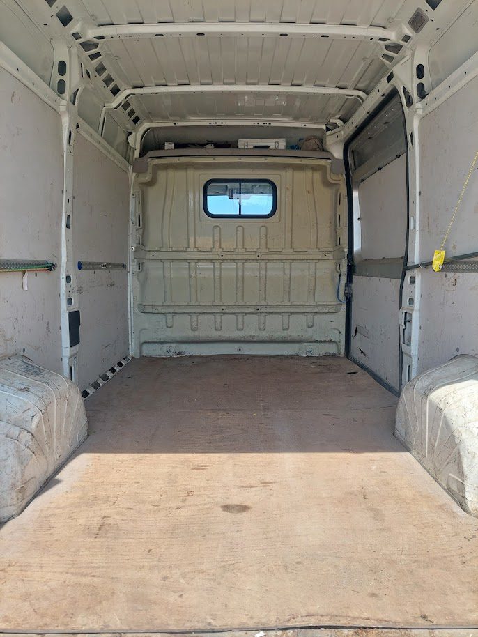 Kleintransporte Erzgebirge – geräumiger Laderaum des Transporters von Hübner Service für Möbel und Haushaltsgeräte
